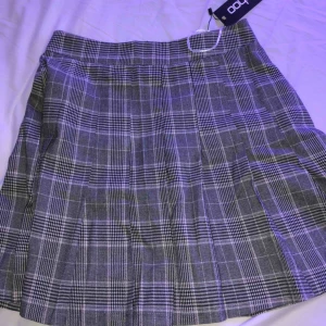  - Super söt kjol från boohoo som är helt ny, lappen sitter även kvar😊 Säljes för att kjolar inte kommer till användning på mig💞 Fler bilder kan lösas, köpare betalar för frakt💓