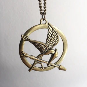 Halsband  - Halsband med Hungergames inspiration. Skriv till mig vid intresse eller om du har några frågor☀️ Fraktkostnad tillkommer! 
