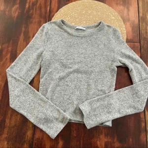  - Croppad tröja från Zara, aldrig använd. Liten i storlek och passar mig som är S i vanliga fall.  