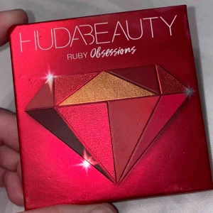  - Säljer denna ursnygga ögonskuggspalett ifrån Huda Beauty, den heter Ruby Obsessions❣️ Köpt på sephora för 360kr, endast swatchad och vissa skuggor är till och med orörda 🌸 Betalas med swish och köparen står för frakten 