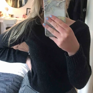 Stickad tröja - Knappt använd stickat tröja i svart.  Köparen står för eventuell frakt! Nypris (199kr)