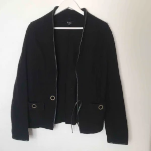 Jacka - Fin jacka för både hösten och våren! Storlek L men passar även bra för storlek M! Bra skick. Köparen står för frakten men kan även mötas upp i Uppsala, Knivsta eller Sigtuna. Tveka inte att fråga mig om något!