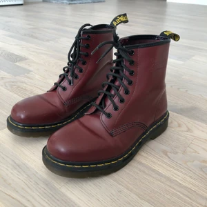 Dr. Martens skor  - Dr. Martens skor vinröda. Storlek 39. Använda fåtal gånger. Frakt ingår i priset. ( kan mötas upp om du bor på Gotland) 