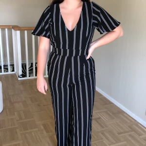 Byxdress - Svartvit-randig byxdress i storlek 36, använd 2 gånger, säljes nu för att den tyvärr inte används så mycket. Frakt tillkommer!