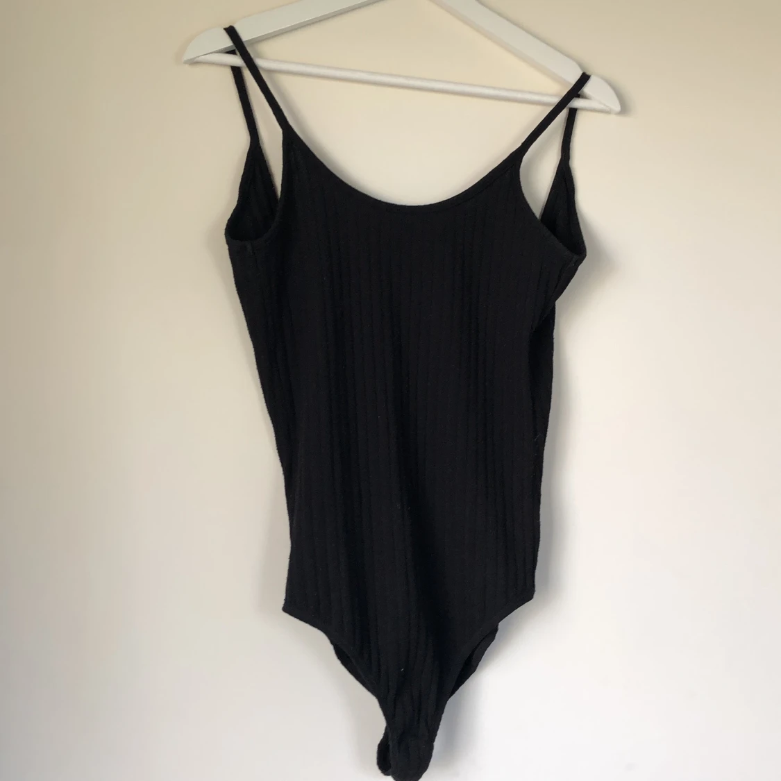 Snygg body med öppen rygg 