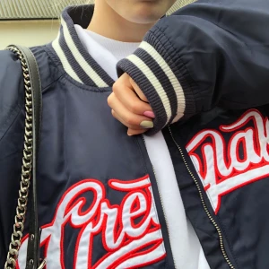 Cool varsity jacka  - Snygg varsity jacka från pull&bear i stel cl men är perfekt oversized💕