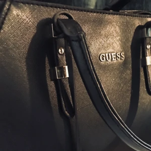 Handväska - Relativt bra sick. Nån enstaka repa, inget som synts tydligt. Annars är den fräsch och rymlig. Pm vid  intresse . Köptes för 1500kr . Pris kan diskuteras Fraktar endast. 