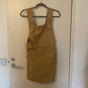 Beige hängselklänning - Säljer denna beiga hängselklänning  hör av dig om du är intresserad eller har frågor kram!💓💓