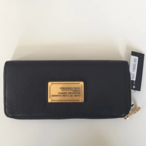  - Säljer min svarta Marc by Marc Jacobs plånbok som jag fick i födelsedagspresent med prislappen kvar. 