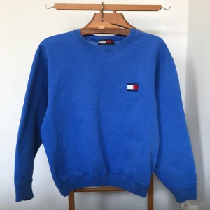 Tommy Hilfiger sweatshirt - Så fin sweater från Tommy Hilfiger. Knappt märkbar fläck under loggan så därav priset. Köpt second hand så använt skick.