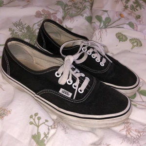 Vans Authentic 39 - Svarta Vans Authentic i storlek 39. Möts upp i Malmö annars tillkommer fraktkostnad 