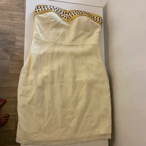 Gullig klänning  - Säljer denna super fina klänning (ganska kort)  hör av dig om du är intresserad eller har frågor kram!💓💓