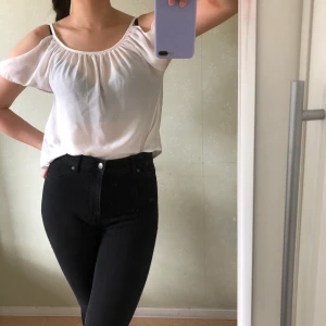 Blus i mesh  - En väldigt söt blus av ett lite transparent material från bikbok. Somrig och enkel.  🦋Fraktkostnad tillkommer🦋