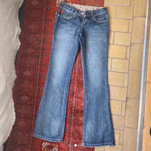 Säljer dessa skit snygga jeans!!! Köpte dem här på plick men dem var tyvärr för små 💜 hör av er om ni är intresserade.