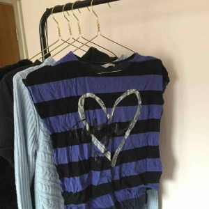  - Liten top, kan stryka innan den skickas! Fint skick 