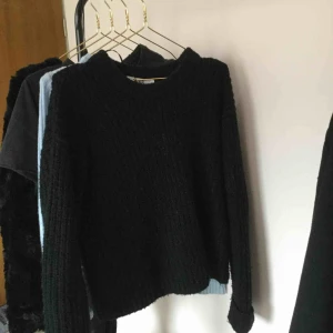  - Lite stor eller ”oversized” stickad från NAKD💓 använd några gånger bara, tyget ska vara lite nopprigt (ulligt,stickat) väldigt varm o skön! ✨✨