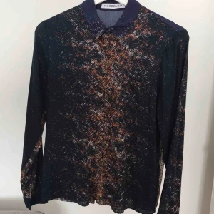  - Rodebjer Hathaway Dazzle shirt. Superfin skjorta, mycket sparsamt använd så i gott skick. Kan mötas i Malmö eller skicka spårbart med Postnord, då tillkommer porto. Betalning via Swish.