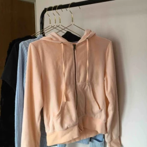  - Peige/aprikos färgad kofta från Cubus. Sammet💕 färgen blir inte rättvis på bilden! :( fint skick