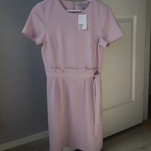 Klänning med band i midjan - Aldrig använd, lapp sitter kvar.