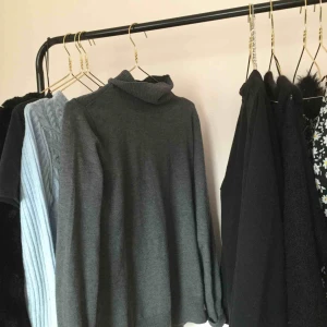  - Såå mysig polo tröja, i nyskick! ☀️