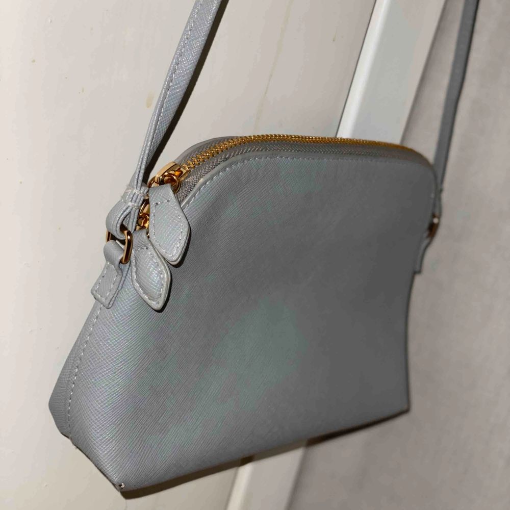 Söt liten grå handväska från H | Plick Second Hand