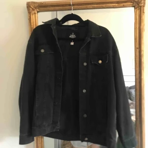  - Oversized jeansjacka, använd endast fåtal gånger! Köpare står för frakt, hör av dig för fler bilder!😊