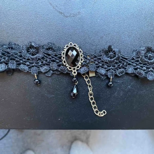  - Coolt halsband med detaljer. Mötas i Uppsala eller skickas. Köpare står för frakt. Swish eller kontant. Pris kan diskuteras. 💗