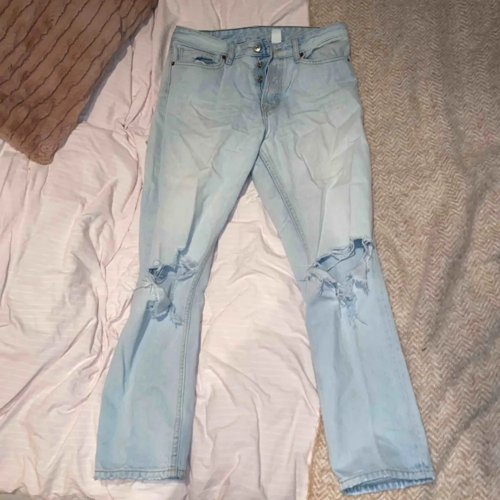 säljer mina favorit jeans ifrån H&M som jag ÄLSKAR! Men tyvärr inte passar mig längre 😩 sitter skit snyggt och är en perfekt blå färg. Modellen ska vara vintage och ni ser ju hur drömmiga😍. Jeans & Byxor.