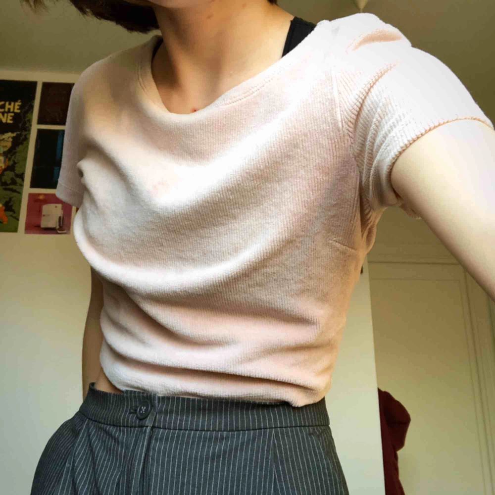 Rosa croptop, lite manchester material:) Otrolig tröja, säljer för ej min stil! Möts upp i sthlm . Skjortor.