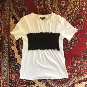  - T-shirt med mesh-detalj. Frakt ingår ej 😇