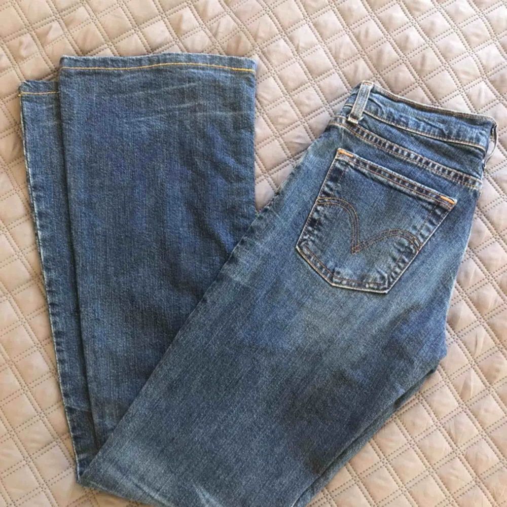 Levis Jeans, ”bootcut”  Använda men de är i mycket fint skick.   Storlek (w : 36 ) L:34. Jeans & Byxor.