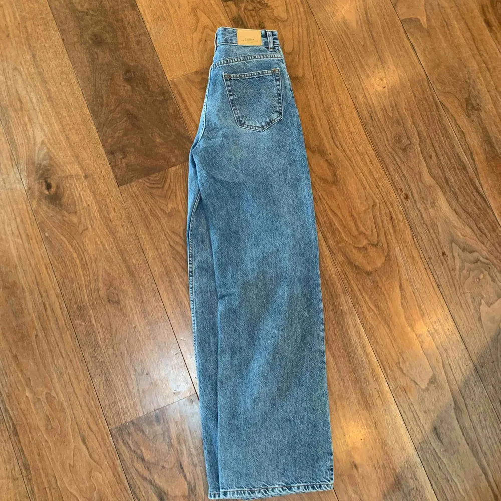 Helt nya jeans från Bershka i 90-talsstil med prislappen kvar! Jättesnygga! Ser mörkare ut på sista bilderna än i verkligheten.. Jeans & Byxor.