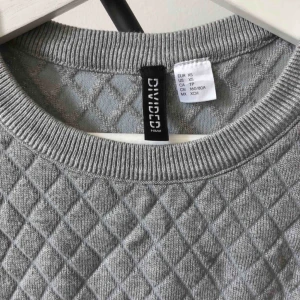  - Långärmad crop top från Divided. Frakt tillkommer om den ska skickas!