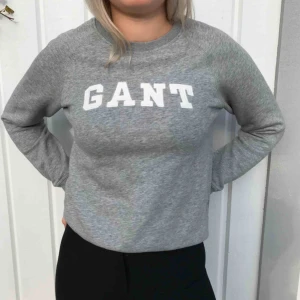 Gant tröja - Äkta gant tröja. Knappt använd. Väldigt bra kvalité.  Köpt för 1100 kr. Modellen på bilden har XS/S - tröjan är normal i storlek. 