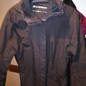 Everest  - Everest vår/höst jacka i bra skick, ända felet är att "pinnen" på dragkedjan är trasig men inga problem alls att dra igen jackan för det. Frakt tillkommer. 