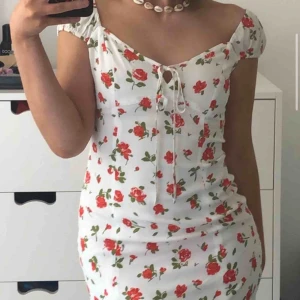  - Märke: Zara Storlek: S Färg: vit med blommor Skick: använd en gång Sparat vatten: 850 liter Sparat CO2: 1,6 kg Pris: 200kr