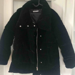  - Padded jacket från ginatricot. Storlek S i sammets material. Aldrig använd. 