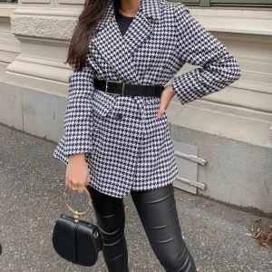  - Kavaj använd en gång, väldigt oversize men passar till mig som har XS/S i storlek om jag har bälte till. Prislapp kvar, nypris 720 kr 