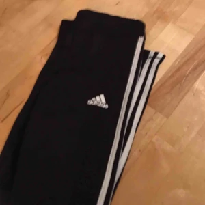  - Adidas tights som tyvärr är lite för små för mej men passar längden perfekt (är 166cm lång)