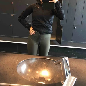 Säljer setet både nike jacka + byxor - Använt några gånger men har ganska många så tänkte sälja, det är i bra skick. Nypris 399kr-499kr beroende vilken affär men ja säljer för 250 + frakt!  (Tightsen ) och jackan säljer jag för 300kr.  Tillsammans kan jag sälja för 480kr