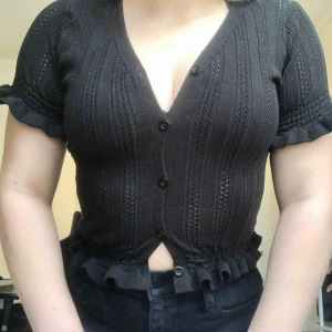  - Söt svart cardigan med knappar. Passar perfekt nu till våren! Helt oanvänd då sista knappen stängd inte funkar på mig. Frakt ingår💞🌷 