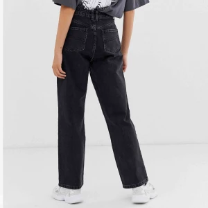 Svarta asos jeans - Snygga svarta jeans från asos i rak modell. Storlek W30/L30📍Har bara testat en gång så är därför i nyskick. TIPS! Om man är osäker på storleken kan  man kolla in storleksguiden på asos hemsida! 📍FRI FRAKT📍