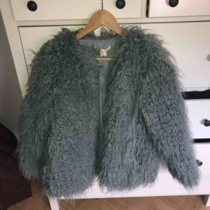  - Fin jacka i fuskpäls, turkos/ grå/ grön färg och väldigt varm och skön!💛 Passar både en XS och S! Kan postas eller hämtas i Täby 🌸