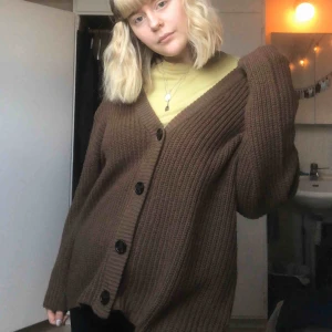  - Mysig brun kofta från Pull & Bear! Knappt använd men såå fin och passar till det mesta. Skulle nog passa XS-M!