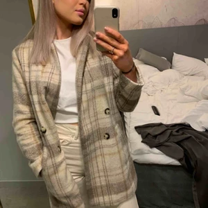  - BUDA!Den helt slutsålda Rutiga vårkappan från H&M. Säljer för den inte kommer till användning längre. Har inte använt den så mycket så den är i gott skick och är verkligen superfin! Skriv eller kommentera om du har frågor ! Frakt tillkommer 