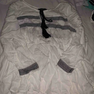 Vit blus - Jättefin blus i storlek xs, tyvärr skrynklig på bild så kommer nt fram. Verkligen skit fin, säljs pga för liten :(  Nypris: 230, säljer för 120 +frakt.