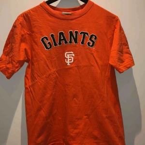  - Orange t-shirt med GIANTS tryck på framsidan. Bra skick, använd en två gånger. 🧡