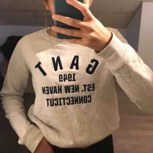  - Sweatshirt från Gant, köpt från kidsbrandstore i strl 170 men passar S eller XS