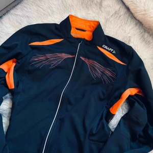 Craft Träningsjacka 🖤 - Nästan helt oanvänd Craft träningsjacka 🌸 Priset är exklusive frakt, kan diskuteras vid snabb affär ~