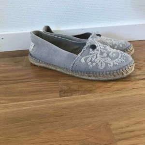 Fint skick- ODD MOLLY skor  - Ett par fina skor från Odd Molly. Skorna är i tyg och töjer sig efter foten. Det enda som syns utanpå skon är att dem har gått sönder lite där bak på högra skon samt att dem är lite smutsiga på den vita lappen bak på skorna. NYPRIS CA 1500kr